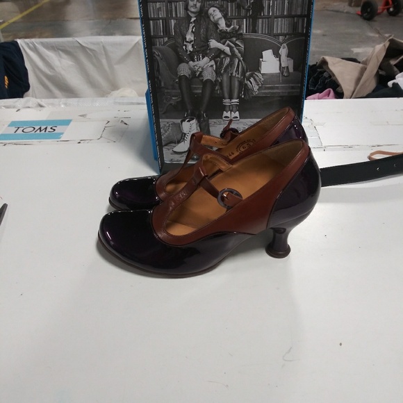 JOHN FLUEVOG BELLEVUE T-STRAP - Picture 2 of 8